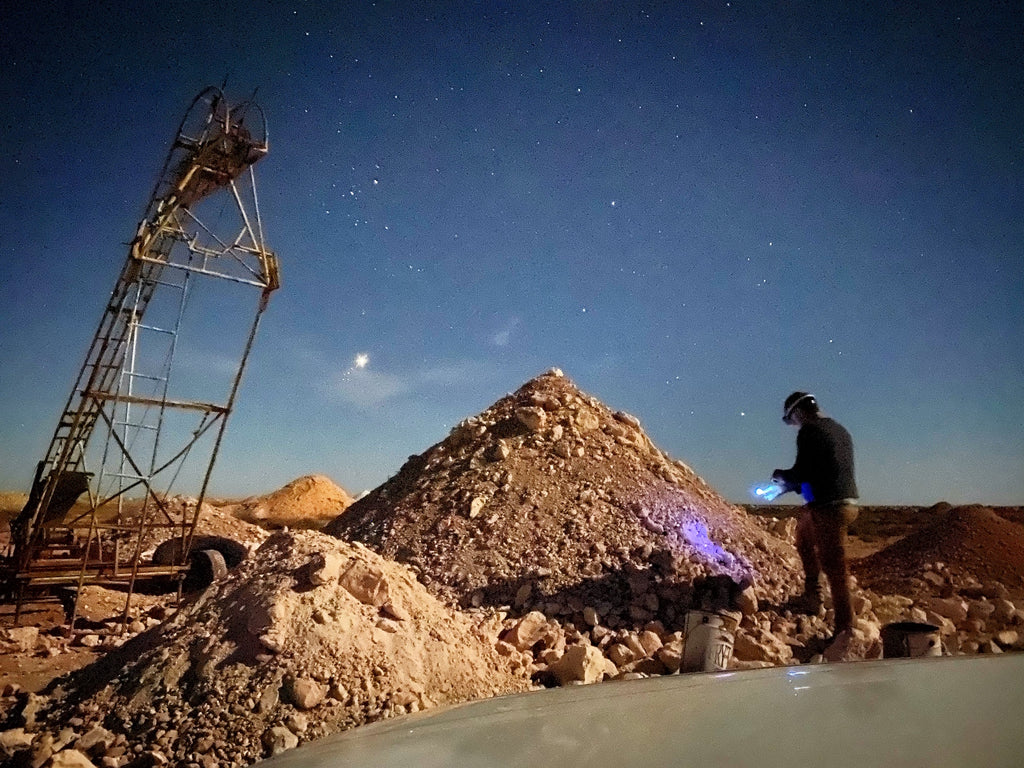 Black lighting for precious opal on the Coober Pedy opal fields